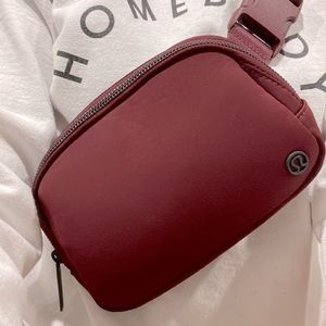 Lululemon Everywhere Belt Bag. OS. Maroon in colour.